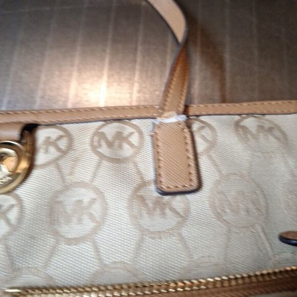 Michael Kors Kempton Signature Medium Pocket Tote (Beige/Camel/Tan) - Picture 6 of 8